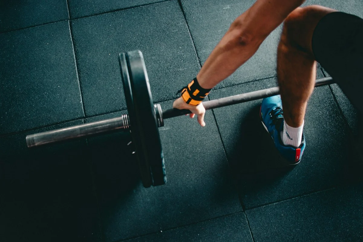 Standardized 5g scoop of pure creatine monohydrate powder on kitchen scale